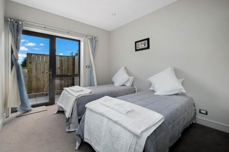 Photo of property in 62 Cedar Drive, Kelvin Heights, Queenstown, 9300