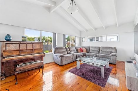 Photo of property in 69 Wade River Road, Stanmore Bay, Whangaparaoa, 0932