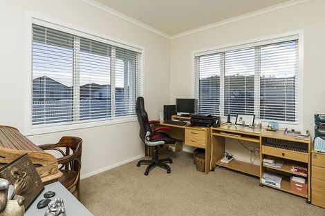 Photo of property in 18 Larmer Drive, Kumeu, 0810