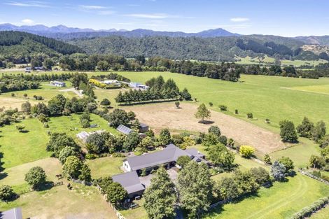 Photo of property in 424 Tararua Road, Levin, 5571