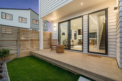 Photo of property in 7/16 Binsted Road, New Lynn, Auckland, 0600