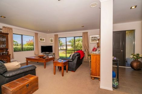 Photo of property in 1/9 Jacaranda Avenue, Beach Haven, Auckland, 0626