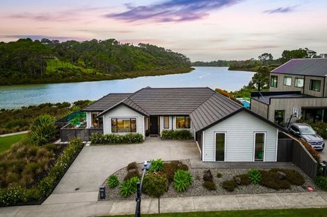 Photo of property in 22 William Blake Way, Riverhead, 0820