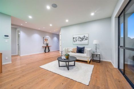 Photo of property in 18 Madden Avenue, Kumeu, 0810