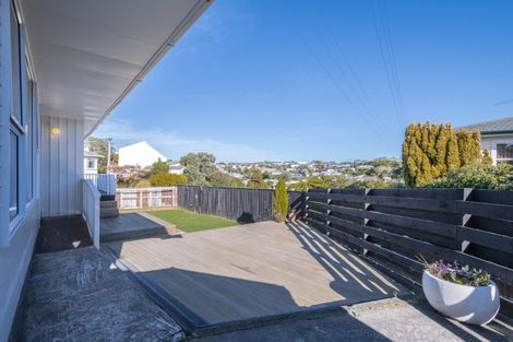Photo of property in 27 Brooker Grove, Newlands, Wellington, 6037