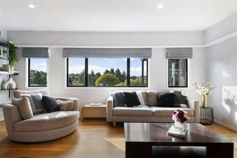 Photo of property in 1/52 Pupuke Road, Hillcrest, Auckland, 0627