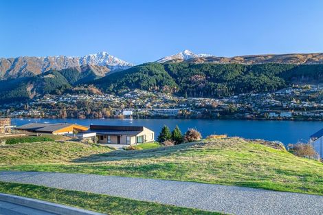 Photo of property in 1 Elk Place, Kelvin Heights, Queenstown, 9300