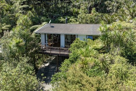 Photo of property in 1 Pendrell Road, Piha, 0772