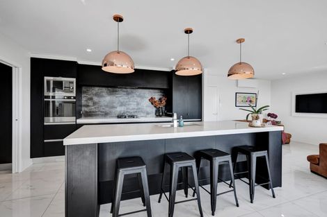 Photo of property in 4 Vardon Way, Waiwhakaiho, New Plymouth, 4312