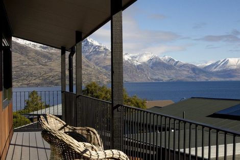 Photo of property in 18 Poplar Drive, Kelvin Heights, Queenstown, 9300