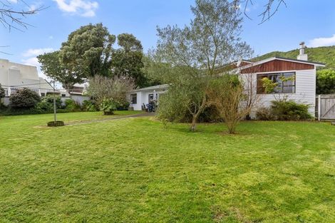 Photo of property in 10 Winara Avenue, Waikanae, 5036