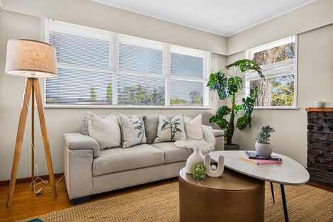 Photo of property in 12 Firle Place, Green Bay, Auckland, 0604