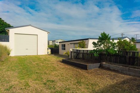 Photo of property in 31 Marine Parade South, Foxton Beach, Foxton, 4815
