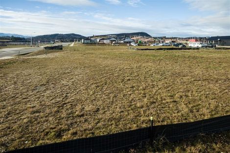 Photo of property in 5 Mcneil Crescent, Wanaka, 9305