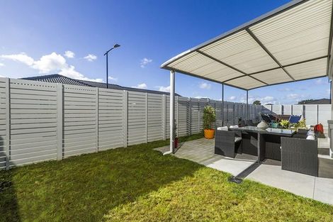 Photo of property in 18 Larmer Drive, Kumeu, 0810