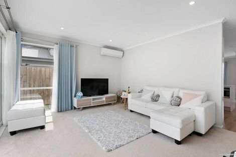 Photo of property in 12 Samuel Cassidy Avenue, Swanson, Auckland, 0614