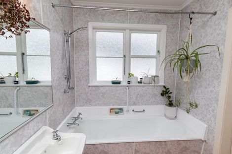 Photo of property in 33 Pinehaven Road, Pinehaven, Upper Hutt, 5019