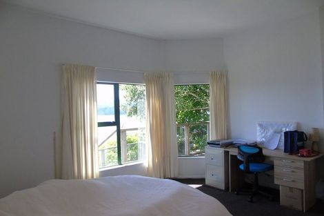 Photo of property in 13 Fortification Road, Karaka Bays, Wellington, 6022