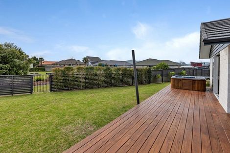 Photo of property in 10 Ngatiti Place, One Tree Point, 0118