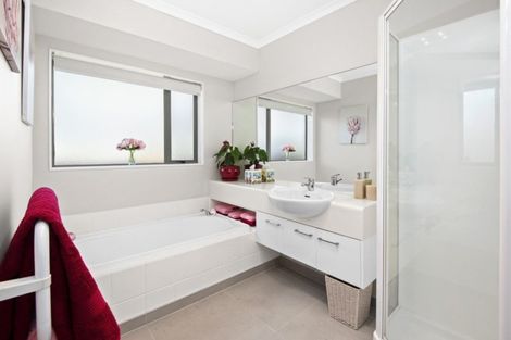 Photo of property in 16 Gillett Place, Botany Downs, Auckland, 2014