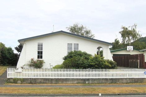 Photo of property in 35 Tacoma Drive, Totara Park, Upper Hutt, 5018