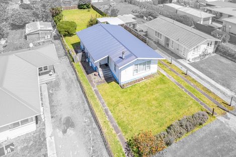 Photo of property in 34 Ruapehu Street, Castlecliff, Whanganui, 4501
