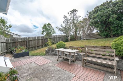 Photo of property in 18 Colchester Crescent, Newlands, Wellington, 6037