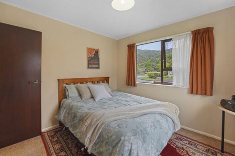 Photo of property in 35 Waddington Drive, Naenae, Lower Hutt, 5011