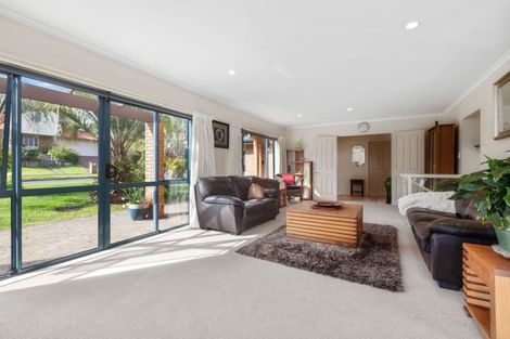 Photo of property in 3 Margaret Henry Crescent, Oteha, Auckland, 0632