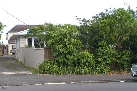 Photo of property in 2/130 Onewa Road, Northcote, Auckland, 0627