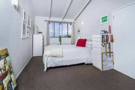 Photo of property in 2/813 East Coast Road, Northcross, Auckland, 0630