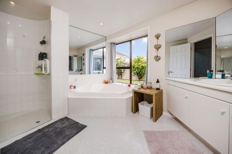 Photo of property in 22 Gillard Place, Eastern Beach, Auckland, 2012