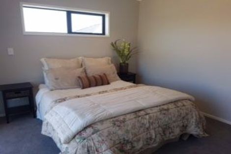 Photo of property in 5 Oakmont Crescent, Waiwhakaiho, New Plymouth, 4312