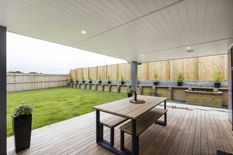 Photo of property in 49 Vaucluse Heights, Fitzherbert, Palmerston North, 4410