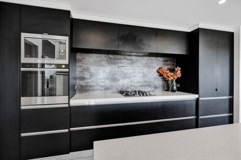 Photo of property in 4 Vardon Way, Waiwhakaiho, New Plymouth, 4312