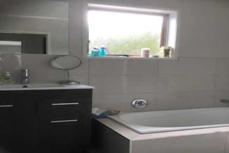 Photo of property in 1/104 East Coast Road, Forrest Hill, Auckland, 0620