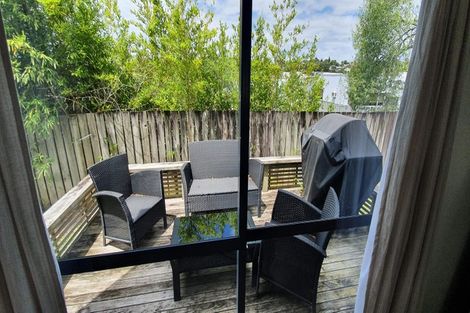 Photo of property in 2/22 Lambrown Drive, Totara Vale, Auckland, 0629