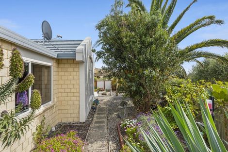 Photo of property in 43 Quadrant Heights, Paraparaumu, 5032