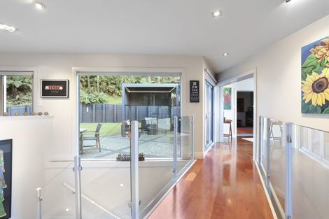 Photo of property in 535 Scenic Drive, Waiatarua, Auckland, 0612