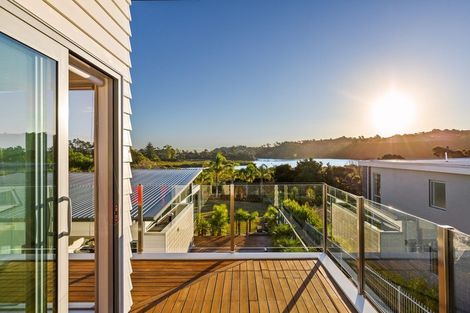 Photo of property in 8 Kerema Way, Schnapper Rock, Auckland, 0632