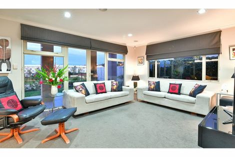 Photo of property in 2/126 Whangaparaoa Road, Red Beach, 0932