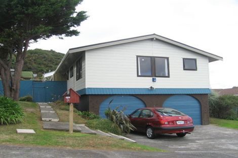 Photo of property in 3 Arahanga Grove, Maupuia, Wellington, 6022