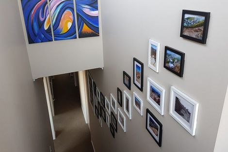 Photo of property in 6b Sunhaven Drive, Newlands, Wellington, 6037