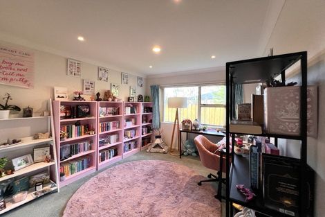 Photo of property in 10 Balmerino Grove, Waikanae, 5036