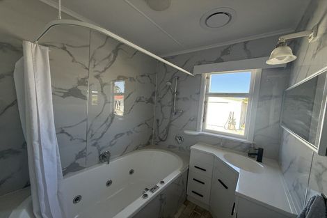 Photo of property in 15 Karoro Road, One Tree Point, 0118