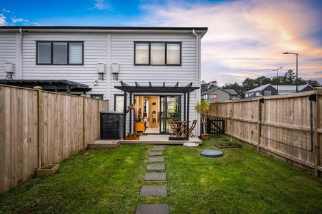 Photo of property in 2 Lumbarda Drive, Kumeu, 0810