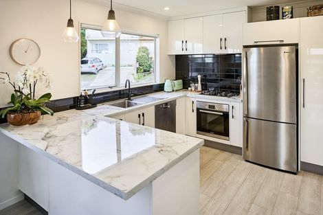 Photo of property in 18 Bloomsbury Grove, Newlands, Wellington, 6037