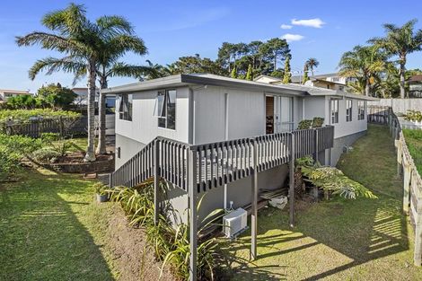 Photo of property in 1/17 Grenadine Place, Unsworth Heights, Auckland, 0632