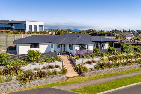 Photo of property in 4 Vardon Way, Waiwhakaiho, New Plymouth, 4312