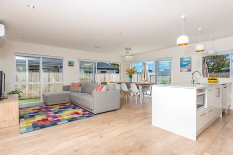 Photo of property in 6 Lockyer Road, Kumeu, 0810